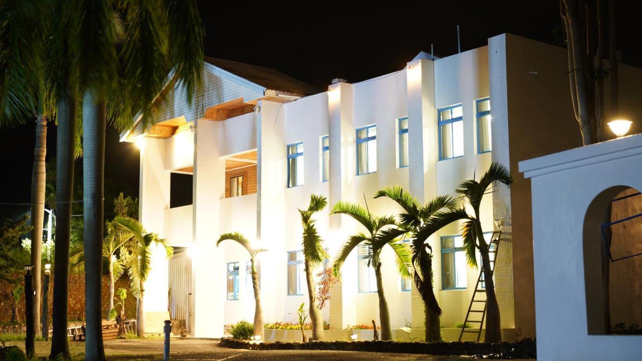 Super White Hotel Taitung Exterior photo